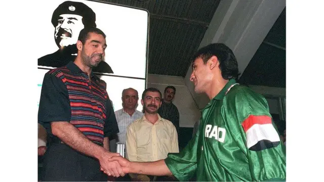 ઉદય સદ્દામ હુસૈન એક ફૂટબૉલ મૅચ બાદ ઇરાકી રાષ્ટ્રીય ટીમના એક ખેલાડીને મળ્યા હતા