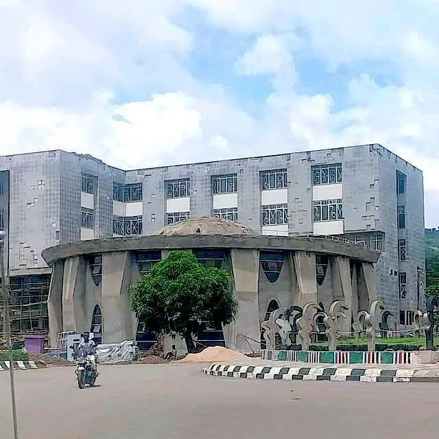 በጂንካ ከተማ በግንባታ ላይ ያለው ባለ ግራጫ ቀለም የኢትዮጵያ ንግድ ባንክ ሕንጻ