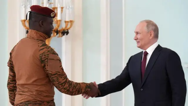 Rais wa Urusi Vladimir Putin akikutana na wa Burkina Faso Ibrahim Traoré 