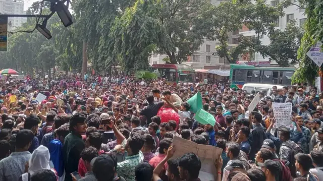 সাত কলেজ নিয়ে ‘পূর্ণাঙ্গ বিশ্ববিদ্যালয়’ গঠনের দাবিতে রাস্তায় শিক্ষার্থীরা