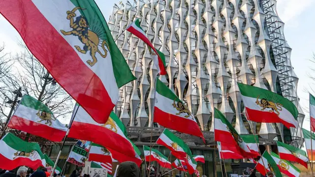 လန်ဒန်မြို့၊ အီရန်သံရုံးရှေ့က ဆန္ဒပြပွဲမှာ