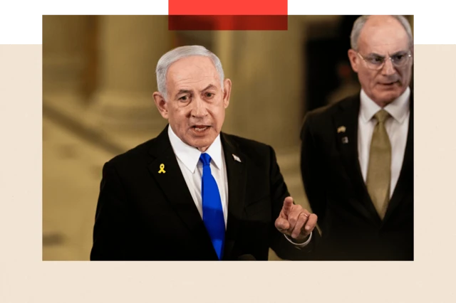 Benjamin Netanjahu govori sa dignutim prstom u vazduhu, obučen u crno odelo sa belom košuljom i plavom kravatom na svetle i tamne široke pruge