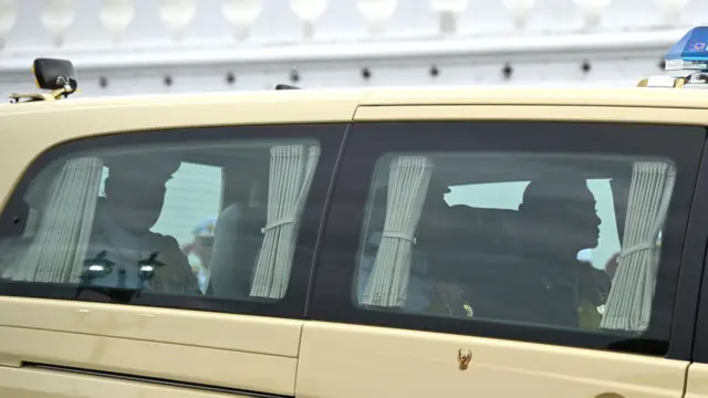 พระบาทสมเด็จพระวชิรเกล้าเจ้าอยู่หัว สมเด็จพระนางเจ้าฯ พระบรมราชินี และสมเด็จพระเจ้าลูกยาเธอ เจ้าฟ้าทีปังกรรัศมีโชติฯ เสด็จฯ โดยรถยนต์พระที่นั่ง เพื่อเชิญพระบรมศพ สมเด็จพระนางเจ้าสิริกิติ์ พระบรมราชินีนาถ พระบรมราชชนนีพันปีหลวง จากโรงพยาบาลจุฬาลงกรณ์ สภากาชาดไทย ไปยังพระบรมมหาราชวัง เมื่อ 26 ต.ค. 