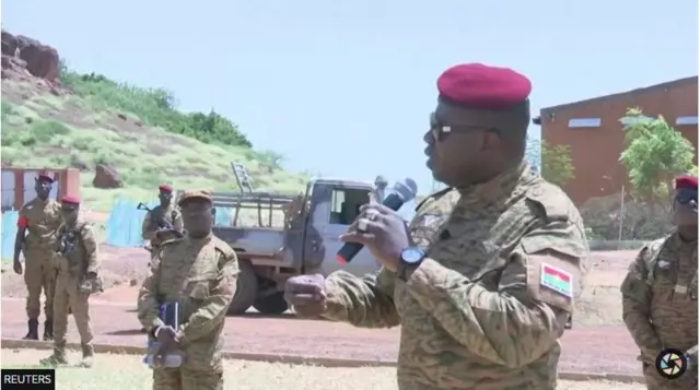 Ọgagun Damiban ba awọn Ologun kan sọrọ lorilẹede Burkina faso