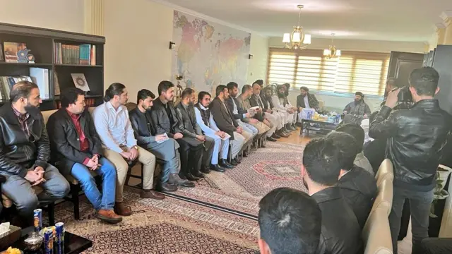 افراد داخل سفارت