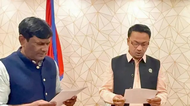 मुख्यमन्त्री सरोजकुमार यादव मधेश प्रदेश दलित विकास समितिका नवनियुक्त उपाध्यक्ष जितेन्द्र पासवानलाई पद तथा गोपनीयताको शपथ गराउँदै