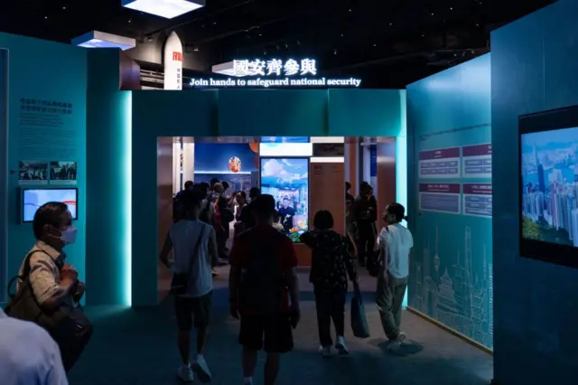 2024年8月7日,一群人正在参观香港国家安全展览厅。