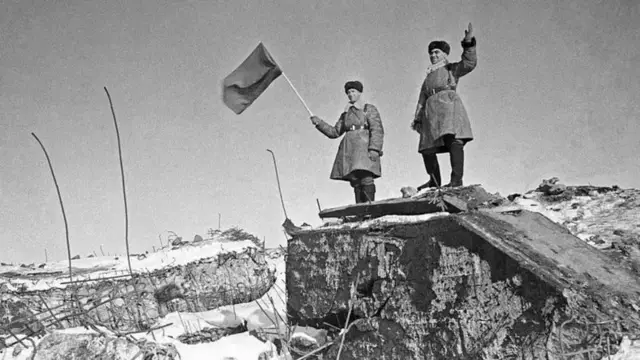 Радянські військові стоять на підірваному фінському доті в укріпленому районі Хоттінен