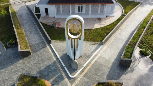 Batu nisan tempat ditemukan dan dikuburkannya ulang tulang-tulang manusia di Memorial Living Park Rumoh Geudong. Foto direkam pada 17 Januari 2025.