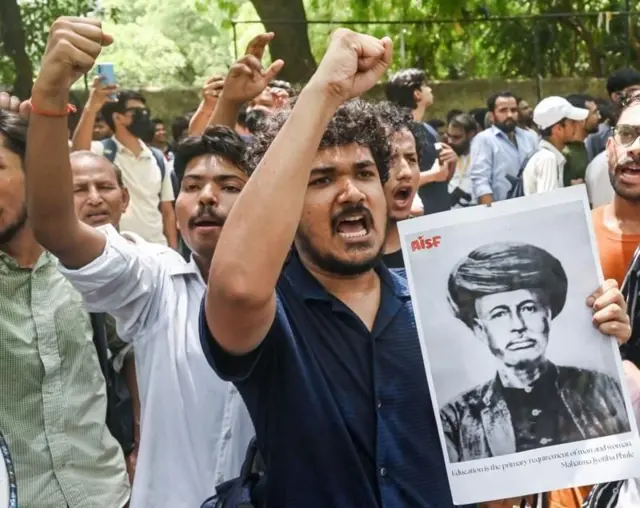 6 जूनरोजी दिल्लीतील जंतर-मंतरवर पार पडलेल्या आंदोलनात सहभागी एक तरुण
