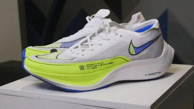 Par de zapatillas Nike Vaporfly en blanco, amarillo brillante y azul.
