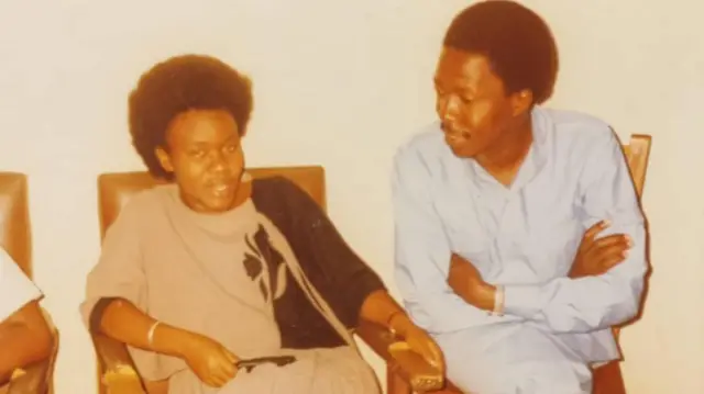 Ntibantunganya Sylvestre ari kumwe n'umupfasoni wiwe Eusebie Nshimirimana