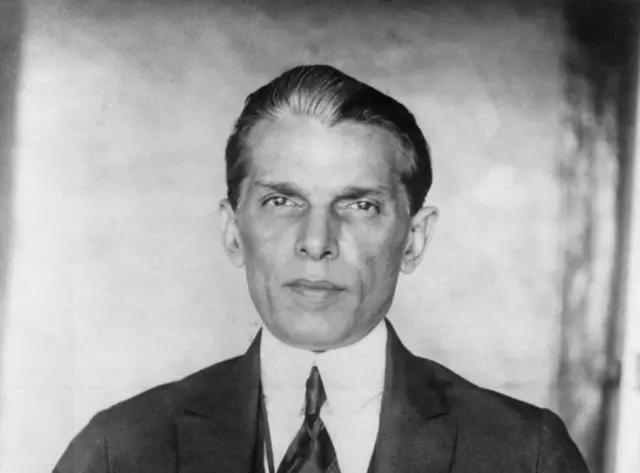 মুহাম্মদ আলী জিন্নাহর বুক পর্যন্ত ছবিতে তাকে কোট পরা দেখা যাচ্ছে, তারা মাথার চুল একপাশে সাদা দেখা যাচ্ছে