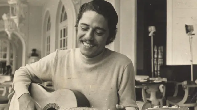 Foto de Chico Buarque em preto e branco tirada em 1972.