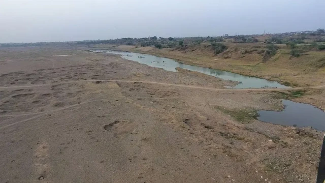 چشم‌اندازی از منطقه خشک و آبگیر کوچک