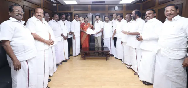 திமுக தேமுதிக இடையே தொகுதி உடன்படிக்கை கையெழுத்தானபோது எடுக்கப்பட்ட படம்  
