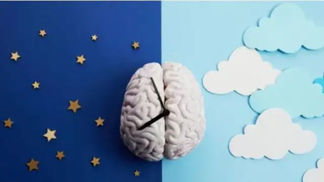 Aworan ọpọlọ ti wọn fi ọwọ aago si.