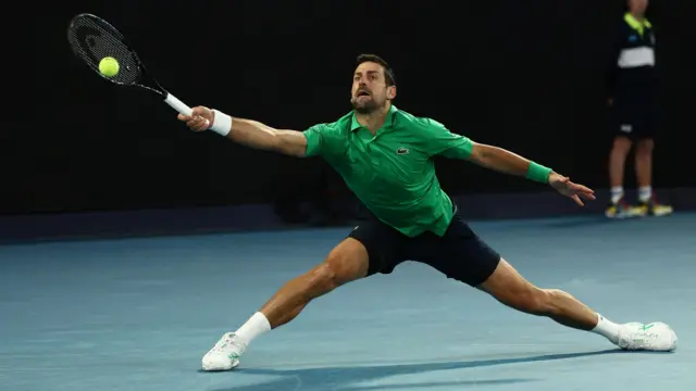 novak djokovic, novak đoković, đoković se istegao da udari lopticu