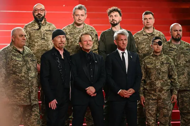 Шон Пенн и Боно в Каннах с украинскими военными 