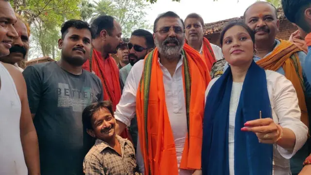 निशिकांत दुबे जनसंपर्क के दौरान