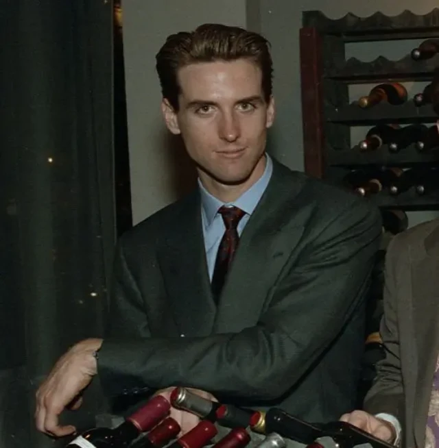 گوین نیوسام در جوانی روبروی دوربین ژست گرفته