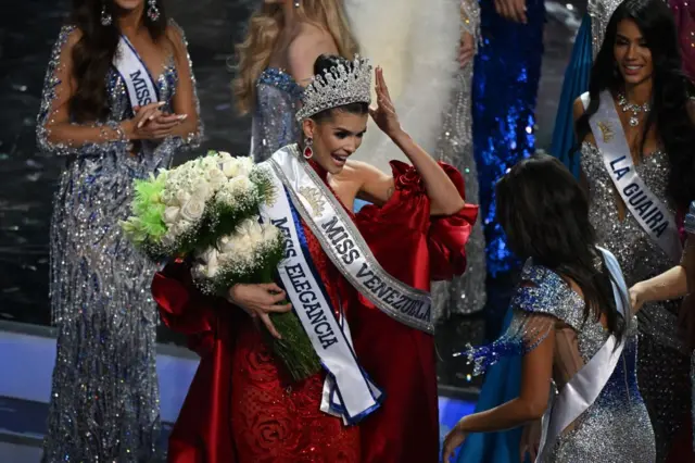 Eliyaanaa Maarkaadeez