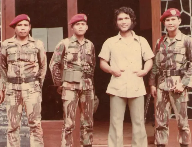 Foto Prabowo Subianto saat bertugas sebagai prajurit Kopassus di Timor Timur.