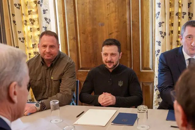 Ермак, Зеленский и Чернышев сидят за переговорным столом. Перед президентом Украины – папки с документами и перевернутые стаканы Ермак, Зеленский и Чернышев сидят за переговорным столом. Перед президентом Украины – папки с документами и перевернутые стаканы