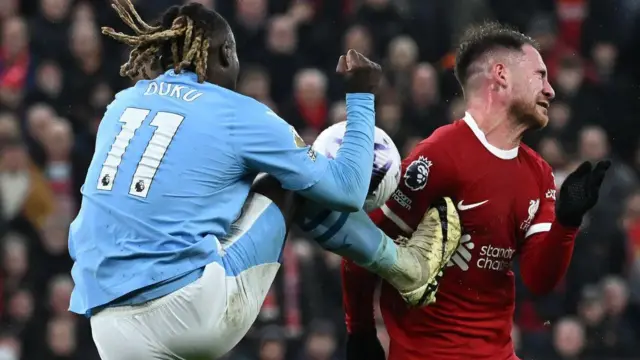 لیورپول در وقت‌های اضافه شانس بدست آوردن یک ضربه پنالتی را داشت، اما داور ضربه خشنی را که دوکو با کف پا به مک‌آلیستر زد را خطا تشخیص نداد.