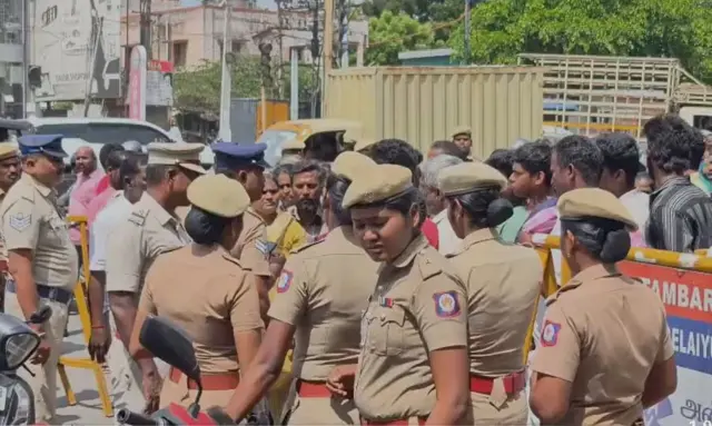 பாலாஜியின் உறவினர்கள் போராட்டத்தில் ஈடுபட்டதால் சேலையூர் காவல்நிலையத்தில் கூடுதல் போலிசால் குவிக்கப்பட்டனர்.