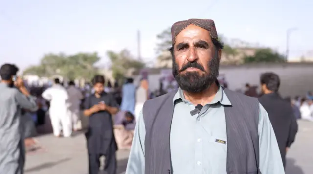 شیر علی بتاتے ہیں کہ ’جیسے جیسے وہ آگے بڑھتے گئے، راستے کے دونوں طرف مسلح افراد کھڑے دکھائی دینے لگے۔