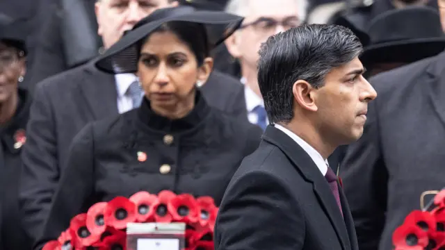 ریشی سوناک و سوئلا براورمن در مراسم یادبود کشته‌شدگان جنگ جهانی اول