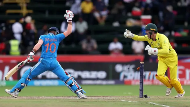 ऑस्ट्रेलियाचा विकेटकीपर हिक्सनं सचिन धसचा झेल टिपला, तो क्षण.