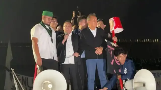 Wakil Ketua DPR RI, Sufmi Dasco Ahmad dan Saan Mustopa, menemui massa mahasiswa yang berunjuk rasa di depan Kompleks Parlemen, Senayan, Jakarta Pusat, Jumat (19/06)