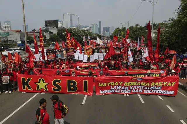 Para buruh berkumpul untuk menandai Hari Buruh Internasional di Jakarta, Indonesia pada1 Mei 2026