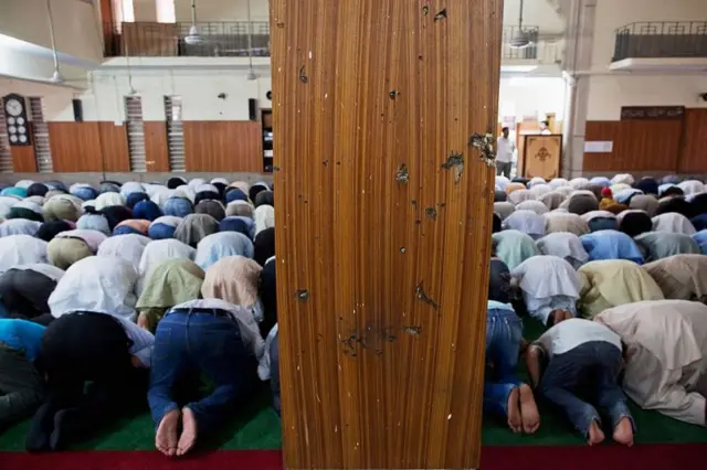 पाकिस्तान में नमाज पढ़ते लोग 