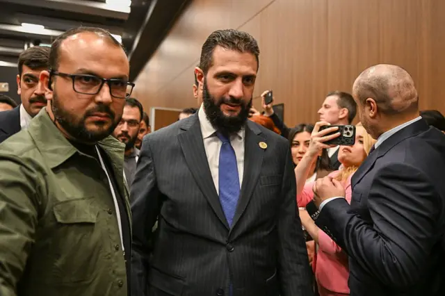 Ahmed Şara 11 Nisan'da Antalya'daki Diplomasi Forumu'nda korumalarıyla yürüyor. 