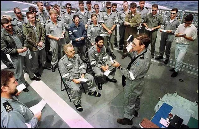 Bullimore y Dubois reciben una ceremonia religiosa en el buque de rescate