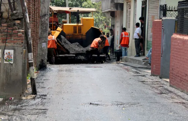 सडकमा कालोपत्रे गरिँदै 