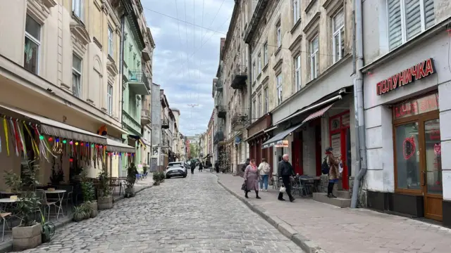 Одна з центральних і старовинних вуличок Львова - на одному із закладів висить вивіска секс-шопу "Полуничка"