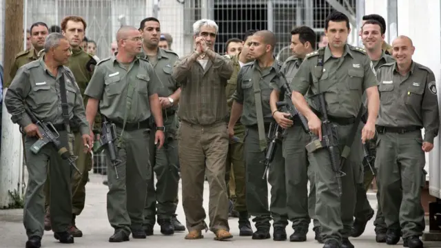 Ahmet Saadet 2006'da çekilmiş fotoğrafta İsrail askerlerinin arasında görülüyor.