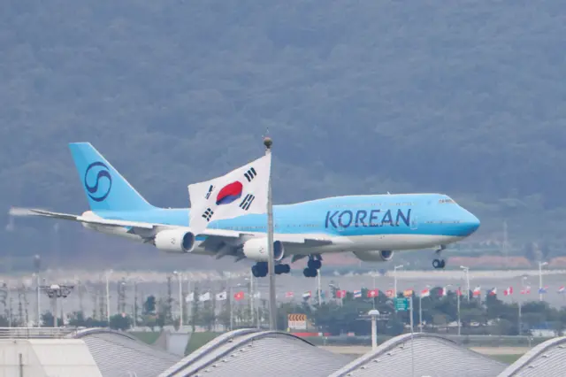 미국 이민당국에 의해 조지아주에 구금됐다 풀려난 한국인 근로자 등 330명이 12일 오후 인천국제공항에 도착했다