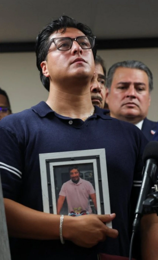 Ronaldo Salgado con una foto de su padre.