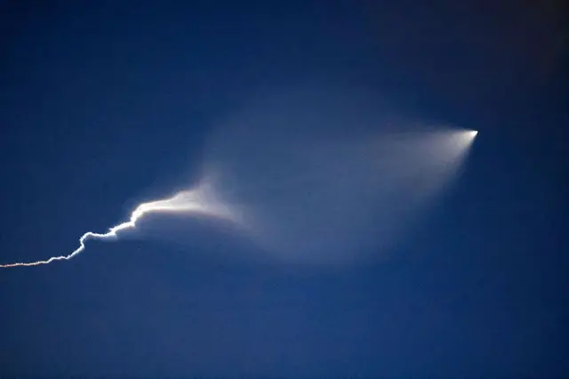 Rudal ditembakkan dari Iran menuju Israel pada 18 Juni 2025, menandai hari keenam pertempuran antara kedua negara.