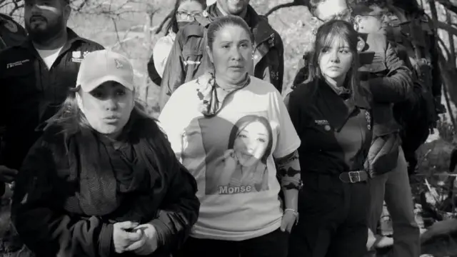 Yadira González (esq.) ao lado de um grupo de familiares que procuram pessoas desaparecidas no México (foto em preto e branco)