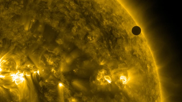 ภาพถ่ายในย่านรังสีอัลตราไวโอเลต แสดงให้เห็นดาวศุกร์ขณะเกิดปรากฏการณ์ทรานซิตเมื่อปี 2012