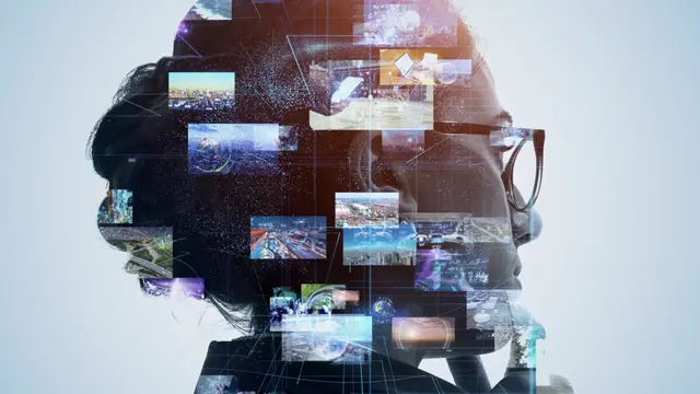 Una mujer con imágenes de distintos recuerdos.