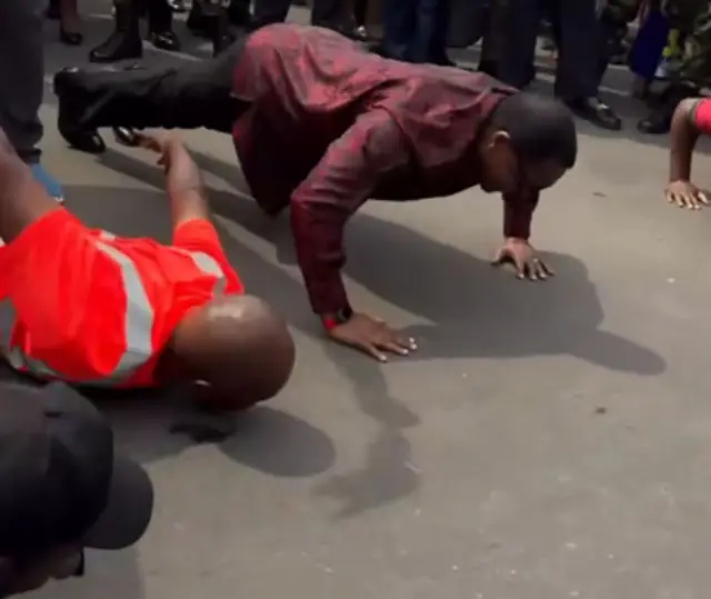 Pirezidaantiin Maalaawii Laazaar Chaakweeraa, ganna 69, akka hin dhukkubsanne ummata mirkaneessuuf suuraa dhiibaa (push-up) hojjechaa jiran gadhiisan