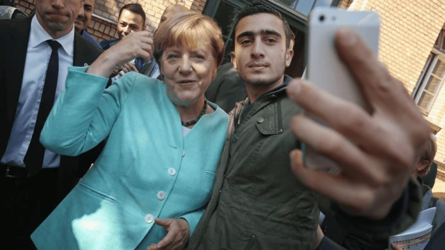 La canciller alemana, Angela Merkel, posa para una selfie con Anas Modamani, un refugiado de Siria.