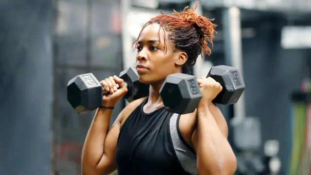 በአካል ብቃት ማዘውተሪያ ውስጥ ስፖርት የምትሰራ ሴት